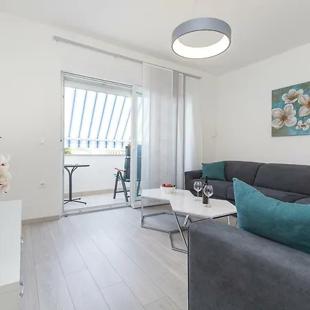 Queen Of Apartment