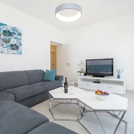Apartment Queen Of